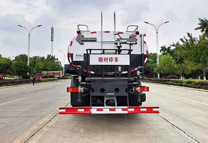 江淮JAC洒水吃瓜91：打造高效环保的城市清洁利器
