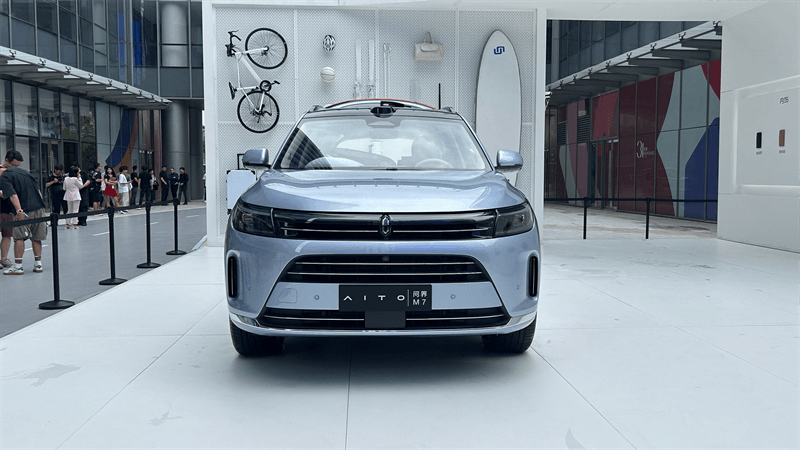 问界 M5 和保时捷的比较
